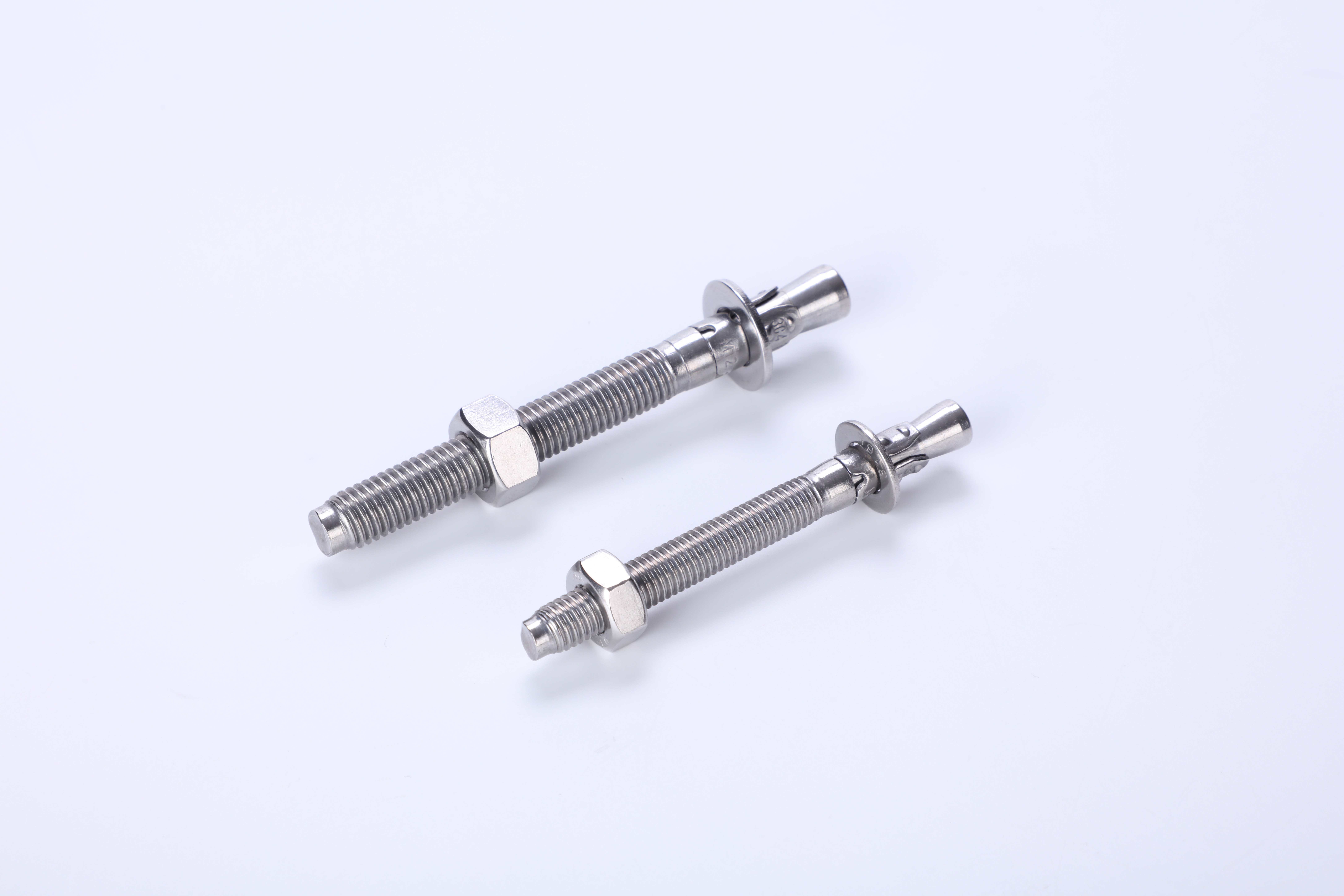 Herramientas y accesorios adecuados para el anclaje del hormig&oacute;n.